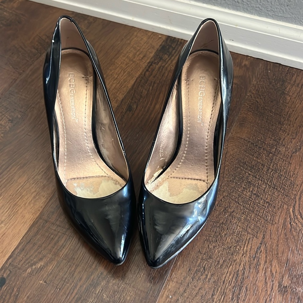 Black pumps